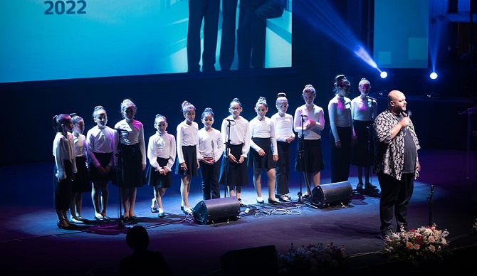 Shai Tsabari and the Yeruham Youth Choir (Photo: Simanim)