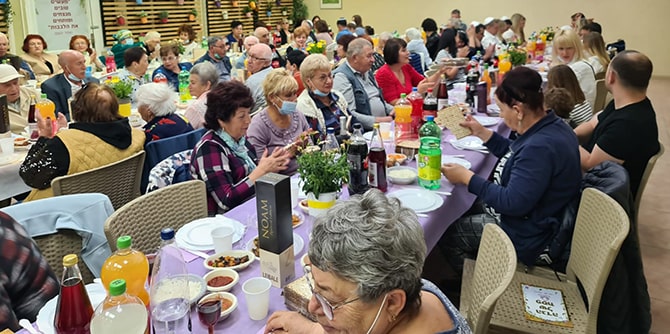 פליטים אוקראינים נהנים מארוחה חמה שאורגנה על-ידי ארגון "מאיר פנים" (צילום: אירנה סיזיקוב)