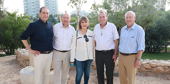 Group photo of Mandel and MUZA leadership and the mayor of Tel Aviv-Yafo